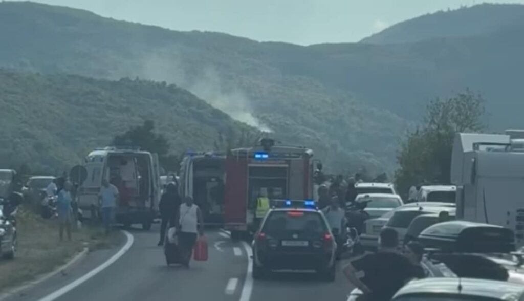 mpb nderpritet trafiku ne rrugen nga kryqezimi i mavroves drejt gostivarit per shkak te nje aksidenti automjetet po devijohen ne rruge dytesore 68bef6d21ac79