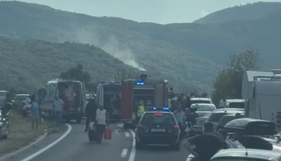 mpb nderpritet trafiku ne rrugen nga kryqezimi i mavroves drejt gostivarit per shkak te nje aksidenti automjetet po devijohen ne rruge dytesore 68bef6d21ac79