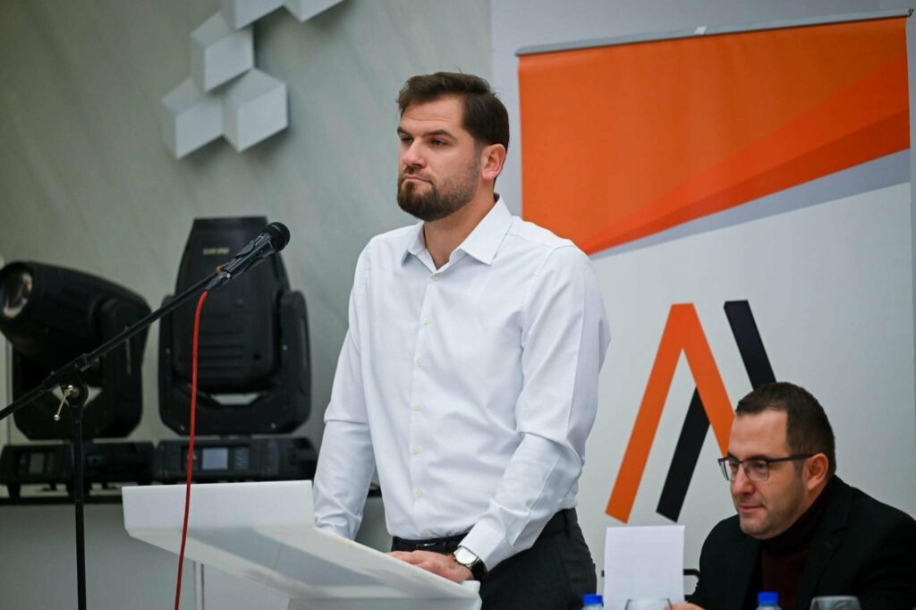 Muhamed Elmazi prezanton bartësin e listës për Këshillin Komunal në Saraj 2 muhamed elmazi prezanton bartesin e listes per keshillin komunal ne saraj 68c30771819a2