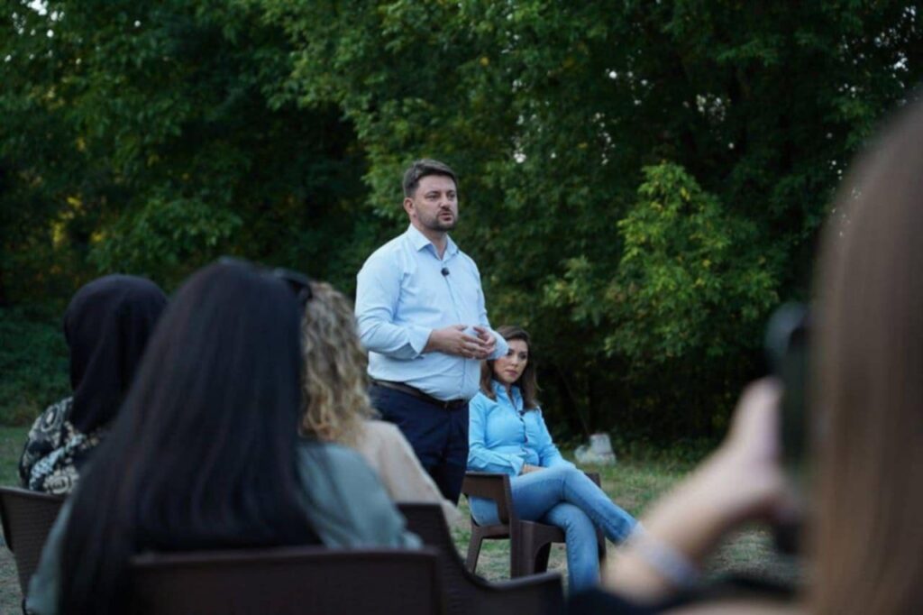 Muhamet Elmazi në bashkëbisedim me Forumin e Grave të VLEN-it në Saraj: Zëri i grave është forcë për ndryshim 2 muhamet elmazi ne bashkebisedim me forumin e grave te vlen it ne saraj zeri i grave eshte force per ndryshim 68c064720c1a5