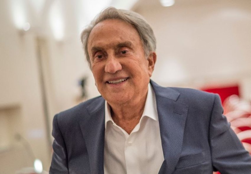 Ndahet nga jeta Emilio Fede, gazetari ikonë i televizionit italian 3 ndahet nga jeta emilio fede gazetari ikone i televizionit italian 68b72cd35dc01