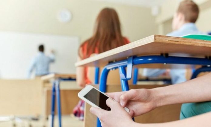 ndalohen telefonat ne shkolla edhe mesuesit nuk guxojne ti perdorin 68b729f78237b