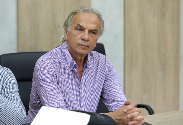 ne qeline e vasevit jane gjetur tre celulare ai pretendon se nuk jane te tij 68c40492ac984