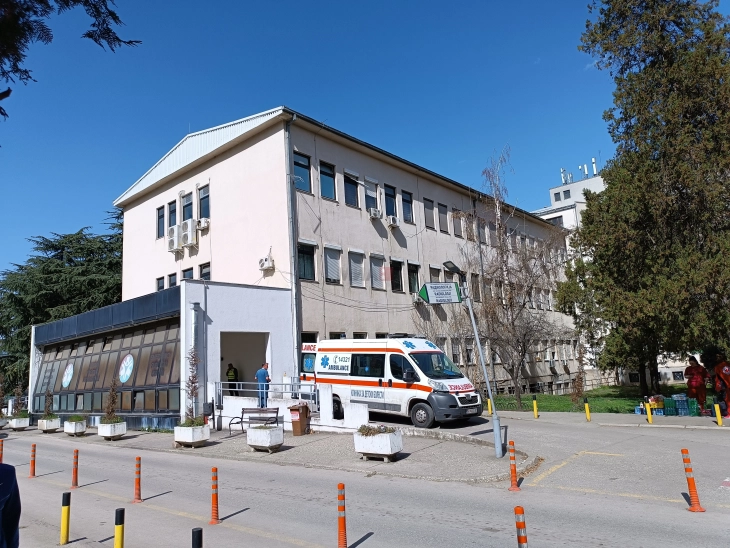 Një djalosh me lëndime nga armë zjarri është dërguar në qendrën urgjente të Komplesit të Klinikave 2 nje djalosh me lendime nga arme zjarri eshte derguar ne qendren urgjente te komplesit te klinikave 68c8148fc5e16