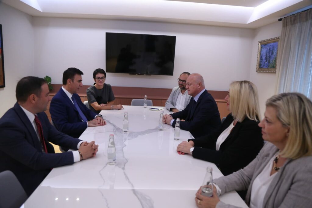 Olsian Çela takim me drejtuesin e Prokurorisë për Krimin e Organizuar të Serbisë 3 olsian cela takim me drejtuesin e prokurorise per krimin e organizuar te serbise 68c81cd8c6798