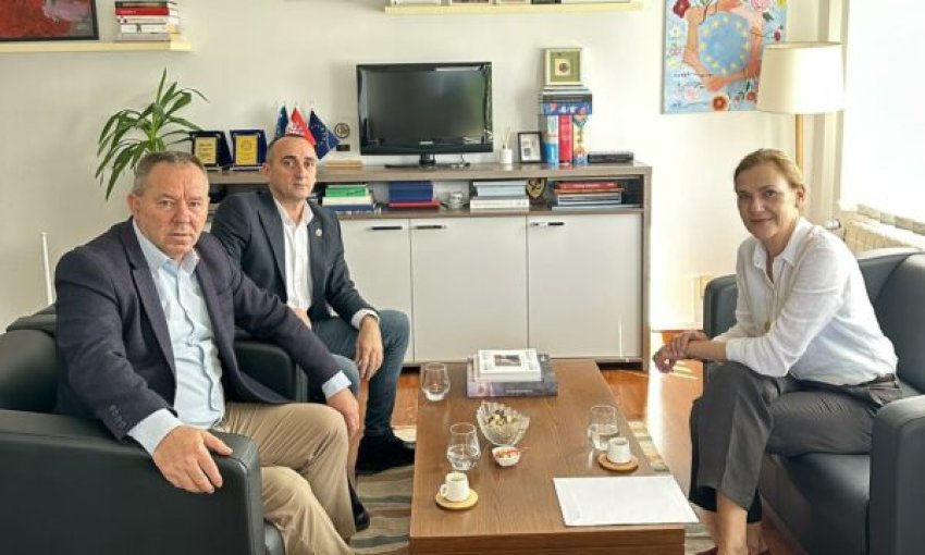 OVL takon ambasadoren kroate – Ia adresojnë shqetësimet lidhur me Specialen dhe trajtimin e ish-krerëve të UÇK’së 2 ovl takon ambasadoren kroate ia adresojne shqetesimet lidhur me specialen dhe trajtimin e ish krereve te uckse 68c94c6974e42