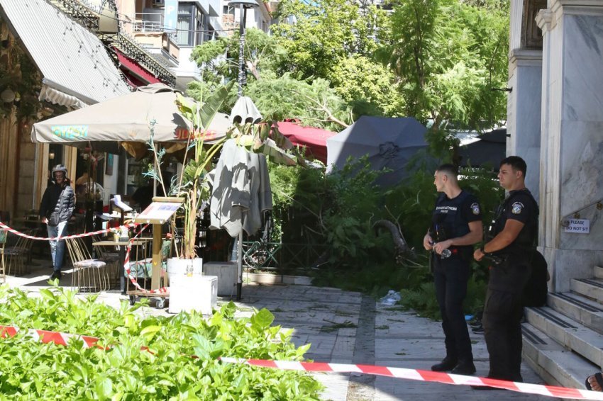 panik ne qender te athines rrezohet pema plagosen dy persona 68ce937608801