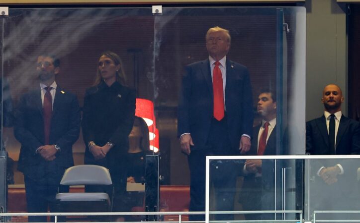 Pas një xhami mbrojtës, Trump shfaqet në ceremoninë e Charlie Kirk 3 pas nje xhami mbrojtes trump shfaqet ne ceremonine e charlie kirk 68d077826305e