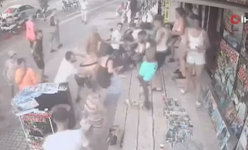 Përleshje e frikshme mes turistëve britanikë dhe tregtarëve turq, kaos dhe panik në rrugë 3 perleshje e frikshme mes turisteve britanike dhe tregtareve turq kaos dhe panik ne rruge 68c02f153a85e