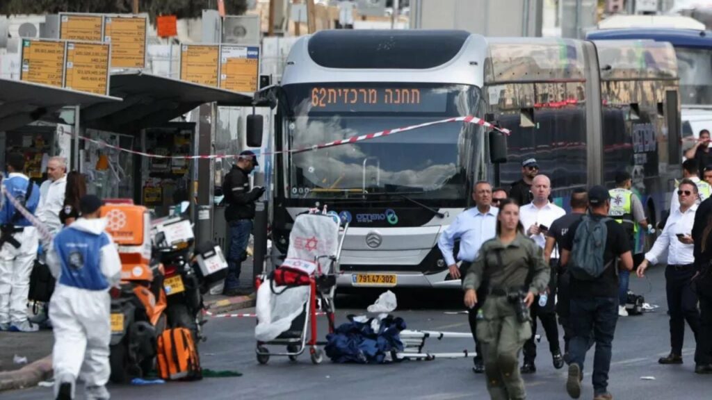 pese te vrare dhe nente te plagosur gjate nje sulmi me arme ne jerusalem autoret hapen zjarr drejt stacionit te autobusit 68beb0f1f2e94