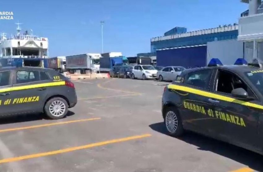 Po arratisej nga Italia i fshehur në kamionin me pajisje elektrike, kapet në port shqiptari! I kërkuar për rrëmbim në Vlorë 2 po arratisej nga italia i fshehur ne kamionin me pajisje elektrike kapet ne port shqiptari i kerkuar per rrembim ne vlore 68c2d0943bcea