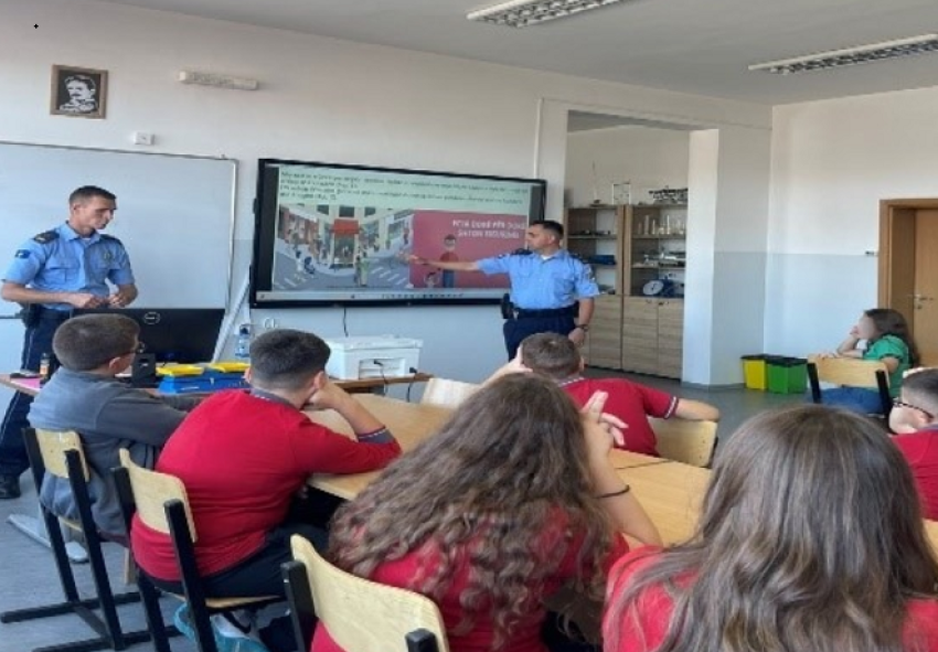 Policia e Kosovës mban ligjërata në shkolla për sigurinë në trafik 3 policia e kosoves mban ligjerata ne shkolla per sigurine ne trafik 68d28ed0d374a