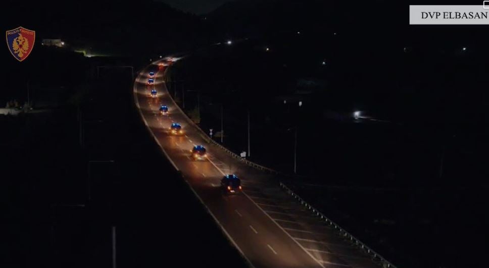 “Policia, hape derën”/ Dalin pamjet nga aksioni antidrogë në Elbasan, sekuestrohen kokainë e armë. Si u zbulua rrjeti kriminal 3 policia hape deren dalin pamjet nga aksioni antidroge ne elbasan sekuestrohen kokaine e arme si u zbulua rrjeti kriminal 68bf3183781f3