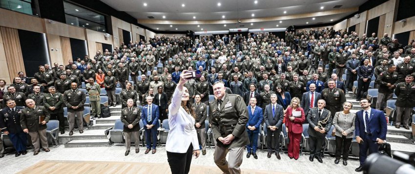 Presidentja Osmani në Amerikë: Me ushtrinë më të fortë në botë 2 presidentja osmani ne amerike me ushtrine me te forte ne bote 68d6ebe244a04