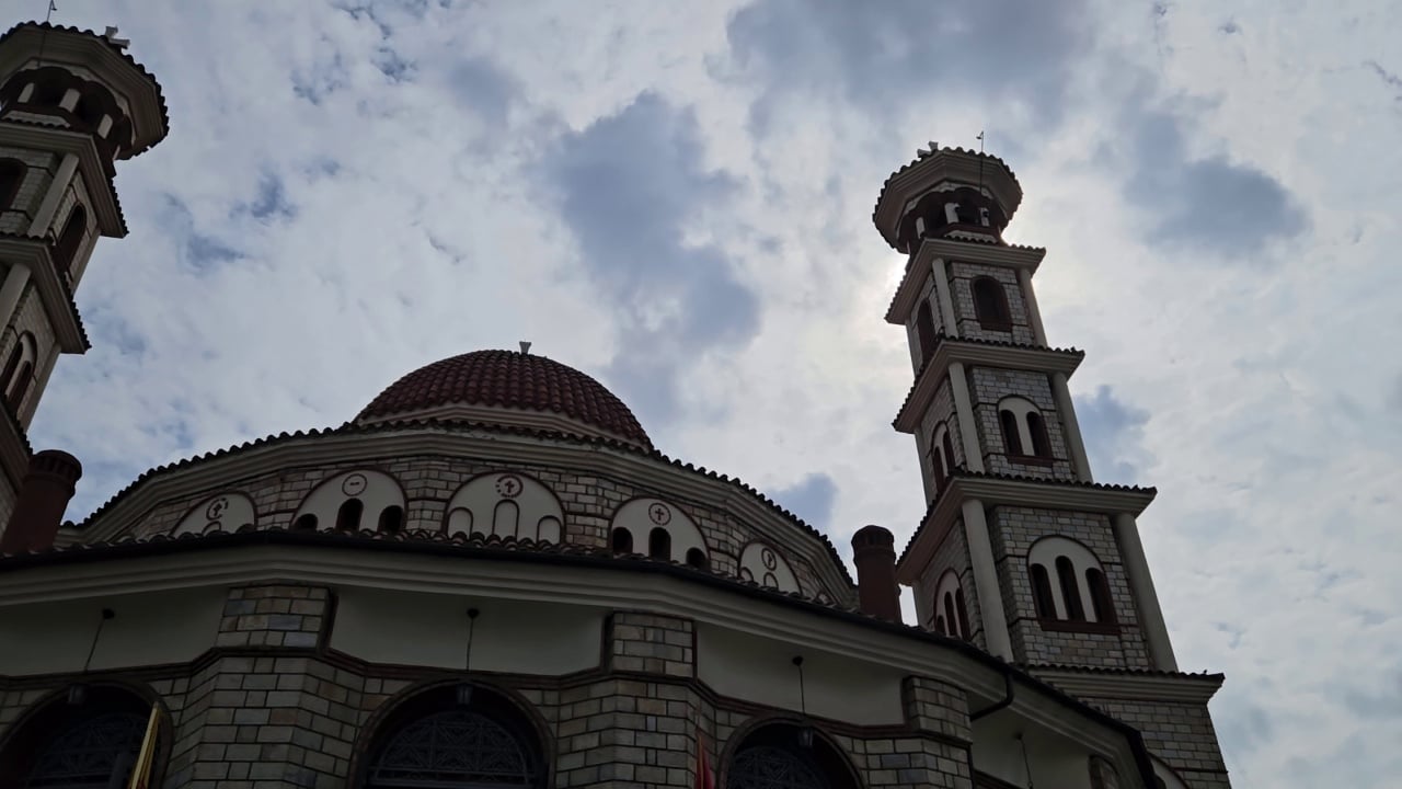 qindra besimtare moren pjese mbahet ne katedralen e korces ceremonia e fronezimit te mitropolitit te korces hiresi anastasit 68d7e9a2bfcf9