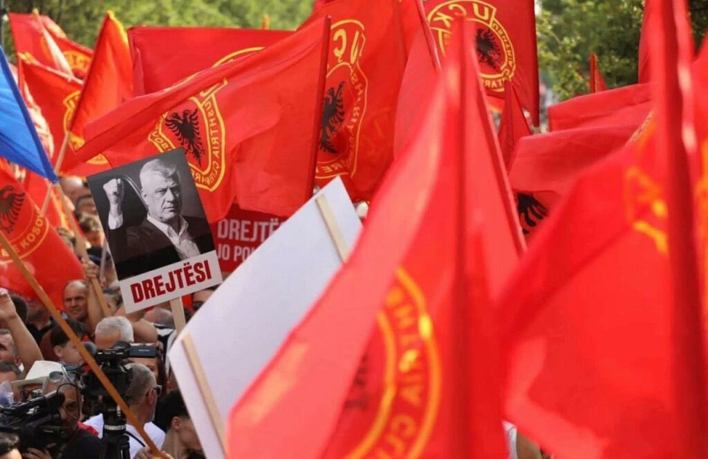 Qindra shqiptarë protestojnë sot në Hagë, Rama publikon pamjet: Drejtësi pra drejtësi, për Kosovën dhe Çlirimtarët e Saj 2 qindra shqiptare protestojne sot ne hage rama publikon pamjet drejtesi pra drejtesi per kosoven dhe clirimtaret e saj 68c6e24a43a40