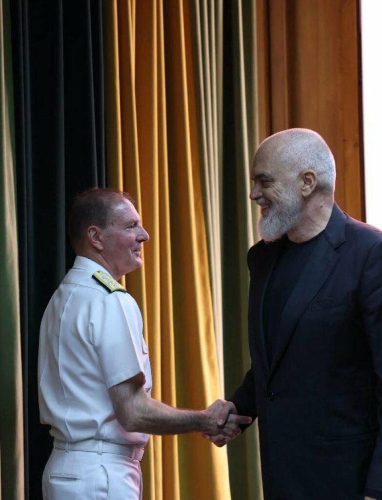 rama takohet me komandantin e forcave detare te shba se ne evrope po rilindim industrine ushtarake 68bef83c864a9