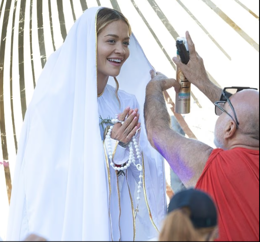 Rita Ora në qendër të polemikave: Pozon si “Shën Mëria” 1 rita ora ne qender te polemikave pozon si shen meria 68c188919513a