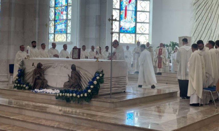 Shën Nënë Tereza nderohet me meshë solemne në 9-vjetorin e saj të shenjtërimit 3 shen nene tereza nderohet me meshe solemne ne 9 vjetorin e saj te shenjterimit 68bacbe0dc3e1