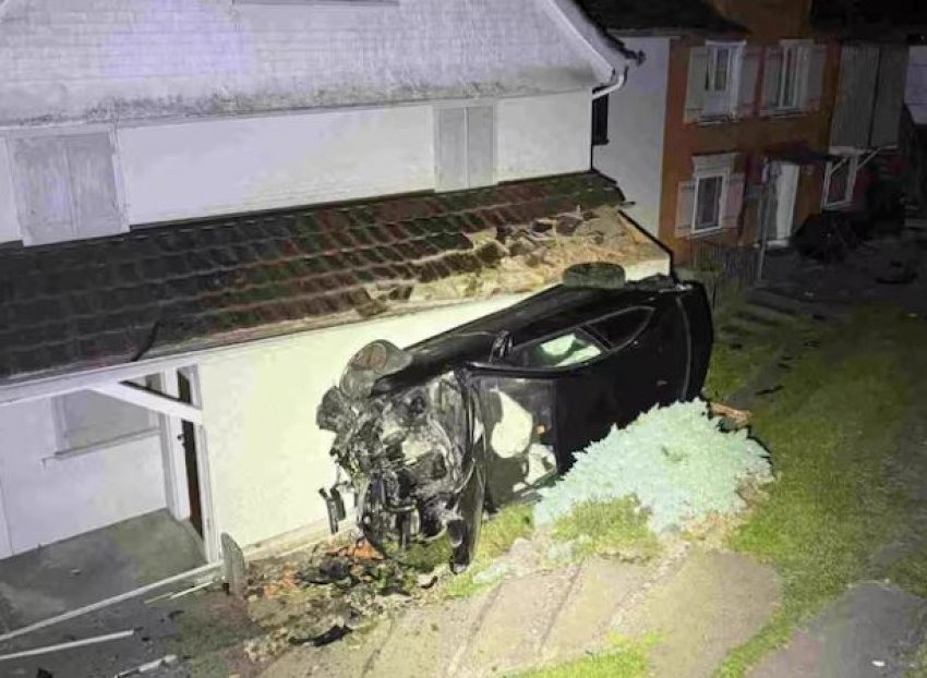 Shoferi i makinës përfundon mbi çatinë e një shtëpie 3 shoferi i makines perfundon mbi catine e nje shtepie 68cfacb3989a0