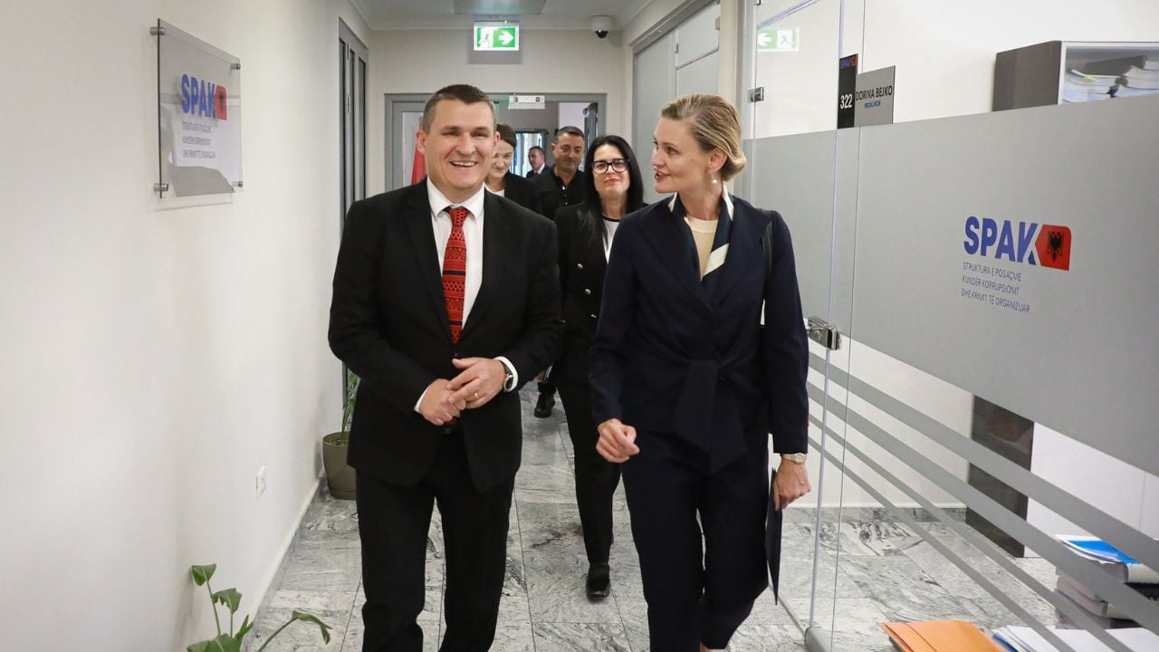 Takimi i VanHorn me Dumanin, ambasada e SHBA: Diskutuan punën e guximshme të SPAK 1 takimi i vanhorn me dumanin ambasada e shba diskutuan punen e guximshme te spak 68cc4994e3ed3