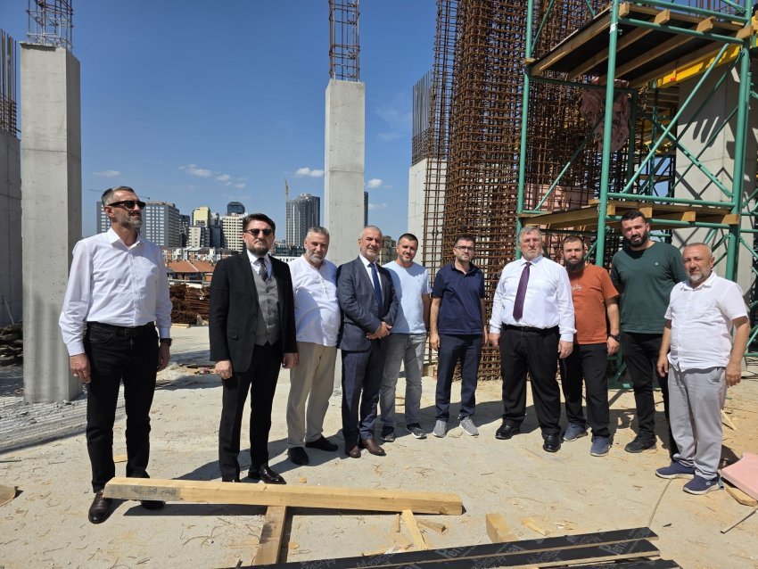 Tërnava viziton punimet në Xhaminë Qendrore në Prishtinë 5 ternava viziton punimet ne xhamine qendrore ne prishtine 68c1876eaa44a