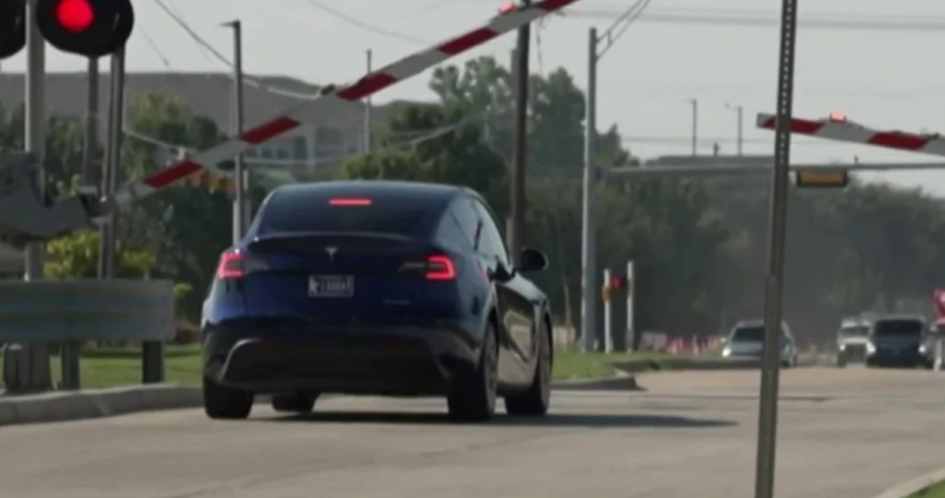 tesla me drejtim te plote automatik nen kritika pasi nuk arriti te njohe kalimet hekurudhore 68cc7cd08910f