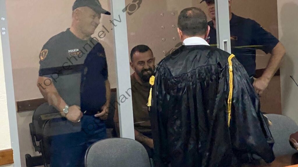 Theu arrestin shtëpiak, arrestohet Valter Bami. Po lëvizte me një vajzë në makinë, u pikas nga policia rrugore 3 theu arrestin shtepiak arrestohet valter bami po levizte me nje vajze ne makine u pikas nga policia rrugore 68d03b0e783ad