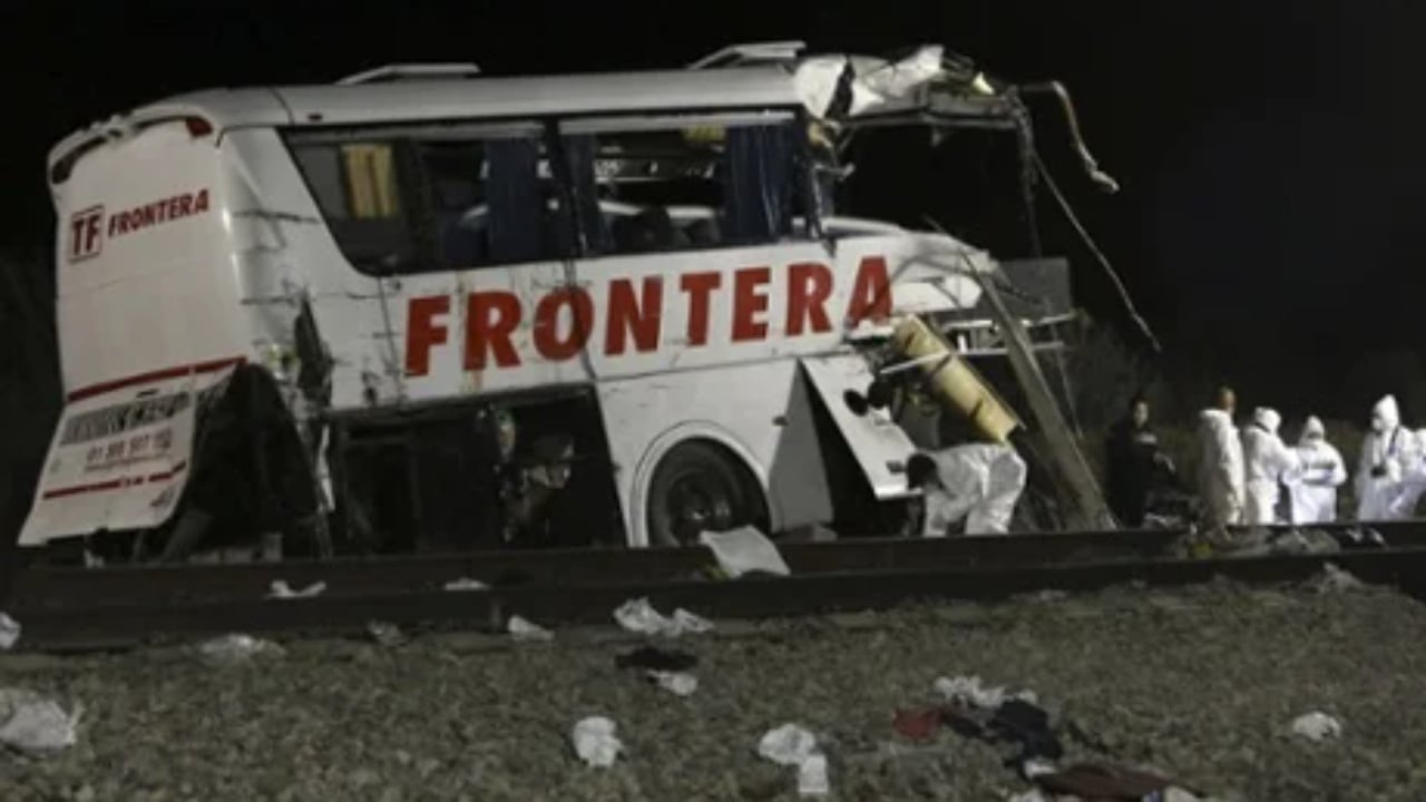 Tragjedi në Meksikë, treni përplaset me autobusin, 8 të vdekur dhe 45 të plagosur 1 tragjedi ne meksike treni perplaset me autobusin 8 te vdekur dhe 45 te plagosur 68bf33a670588