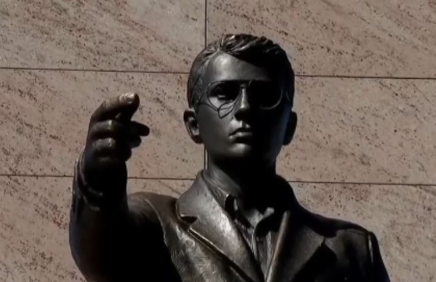 U përurua shtatorja e heroit Afrim Zhitia në Llugë 3 u perurua shtatorja e heroit afrim zhitia ne lluge 68cd48d3f36e9