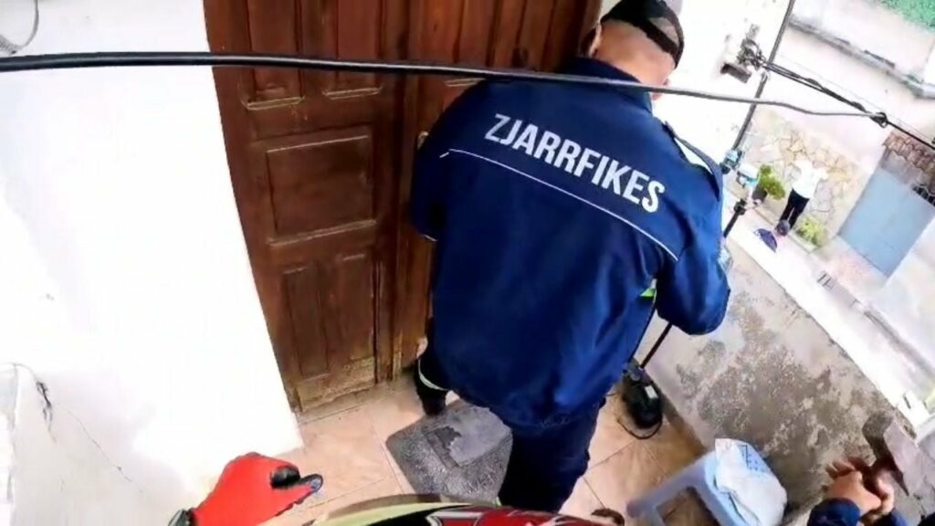 u rrezua dhe mbeti i shtrire per me shume se 16 ore shpetohet nga zjarrfikesit i moshuari ne vlore 68d93b268eb2e