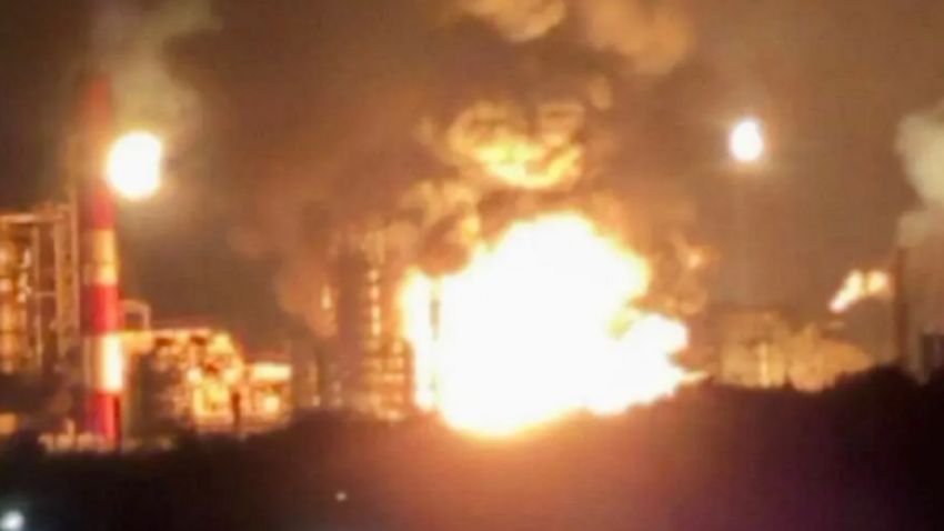 Ukraina godet një nga rafineritë më të mëdha të gjigantit rus të naftës 2 ukraina godet nje nga rafinerite me te medha te gjigantit rus te naftes 68bab0d659b66