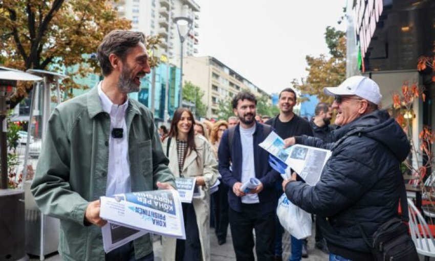 uran ismaili me aktiviste te shumte shperndan numrin e radhes te gazetes me thirrjen per ndryshim ne prishtine 68da5baf68ee6