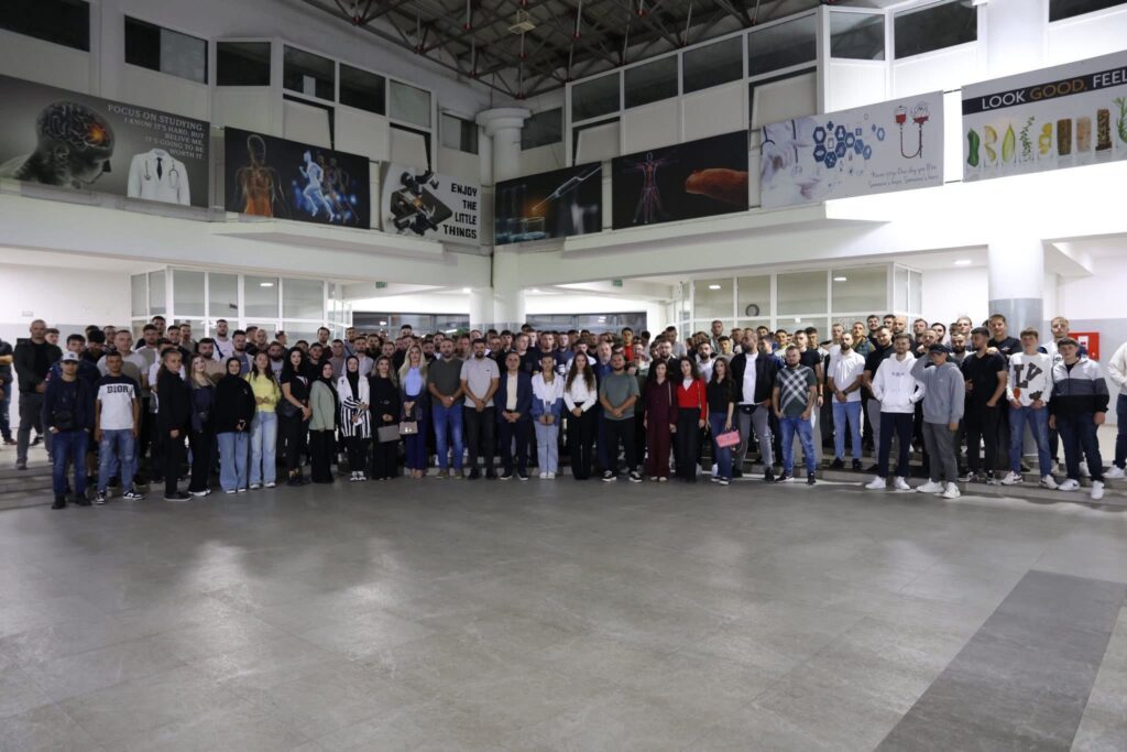 Valon Zeqiri: Dritën e shpresës nuk mund ta ndezin bijtë e atyre që ua vranë ëndrrat rinisë tetovare 3 valon zeqiri driten e shpreses nuk mund ta ndezin bijte e atyre qe ua vrane endrrat rinise tetovare 68d423aee0474