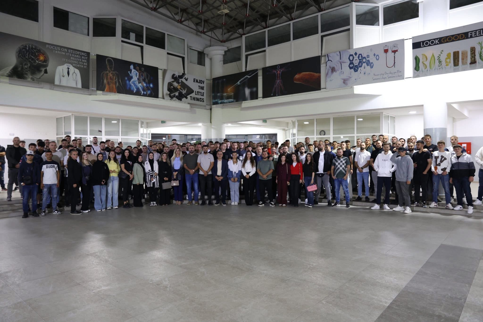 Valon Zeqiri: Dritën e shpresës nuk mund ta ndezin bijtë e atyre që ua vranë ëndrrat rinisë tetovare 1 valon zeqiri driten e shpreses nuk mund ta ndezin bijte e atyre qe ua vrane endrrat rinise tetovare 68d423aee0474