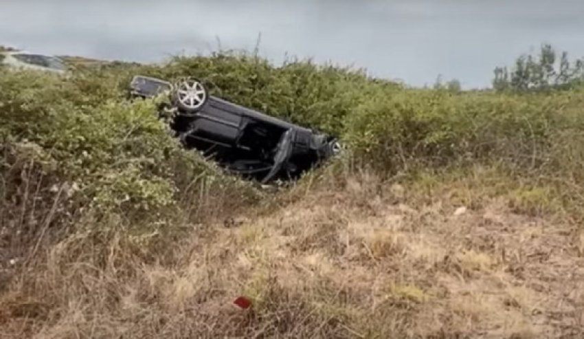 Vetura rrëshqet nga rruga, dy të lënduar në aksin Qafë e Buallit-Klos 3 vetura rreshqet nga rruga dy te lenduar ne aksin qafe e buallit klos 68b87cd44e914