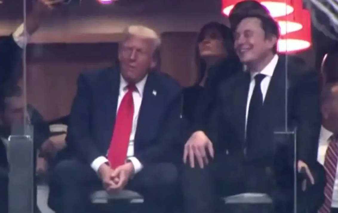 video ceremonia perkujtimore e charlie kirk ribashkon trump dhe elon musk shtrengojne duart ne suiten private 68d08f65ddfe0