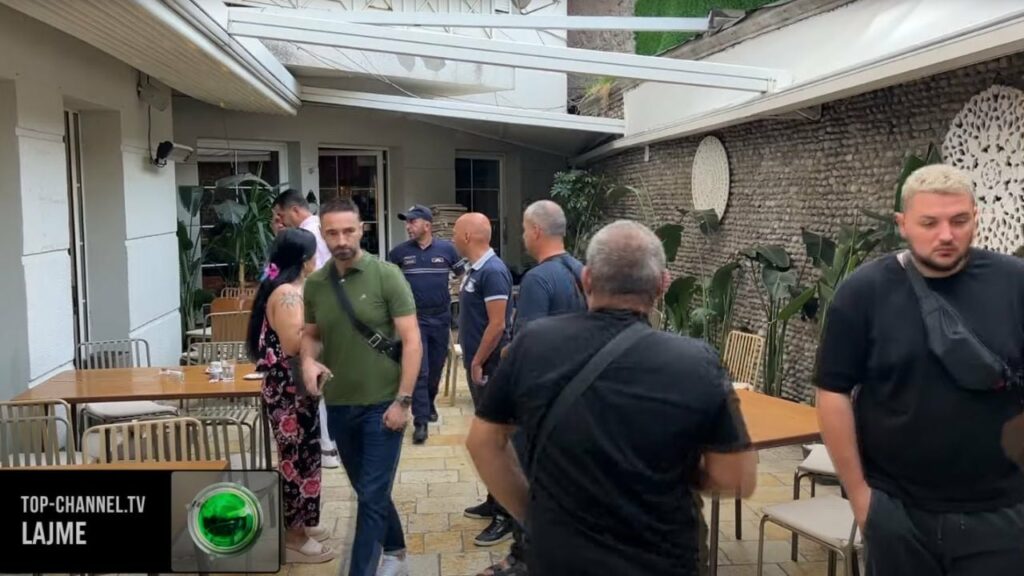 Video pak çaste pas masakrës së Shkodrës në mes të lokalit, klientët largohen të tmerruar 3 video pak caste pas masakres se shkodres ne mes te lokalit klientet largohen te tmerruar 68bec10630537