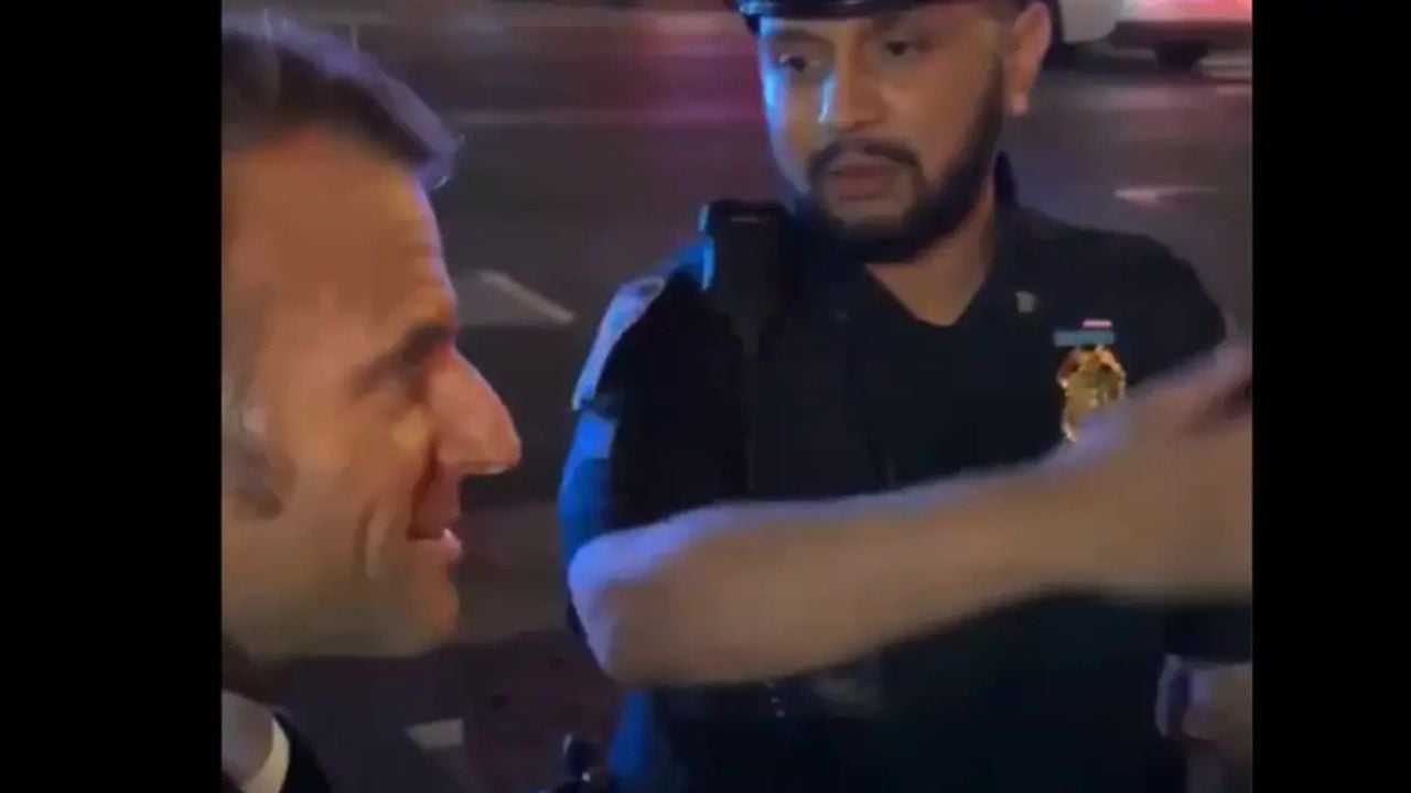 video policia e ndaloi sepse po kalonte eskorta e trump macron telefonon presidentin merreni me mend po pres ne rruge sepse po kaloni ju 68d289abba344