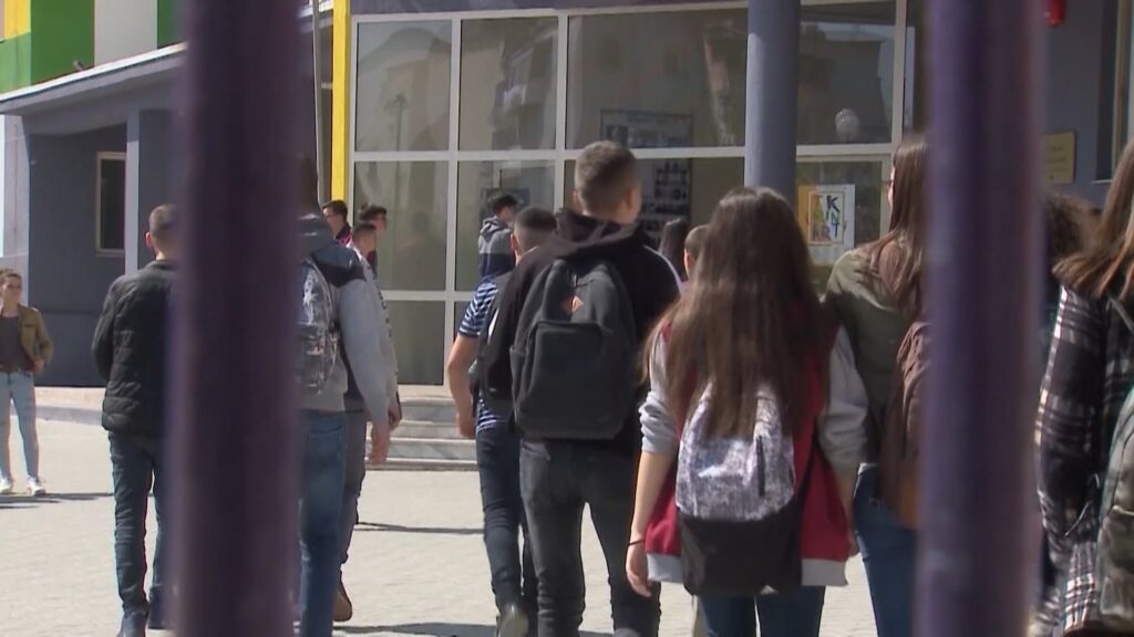 Viti i ri shkollor/ Dhjetëra klasa të para në Korçë nuk patën asnjë regjistrim 2 viti i ri shkollor dhjetera klasa te para ne korce nuk paten asnje regjistrim 68bdc91d2e501