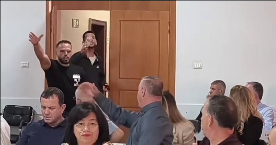 vlore i riu futet ne mbledhjen e keshillit bashkiak dhe ofendon anetaret 68da75be85bfa