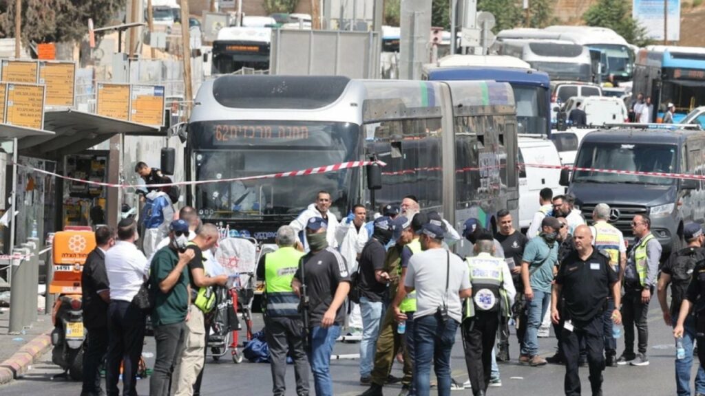 Vranë 6 izraelitë në një stacion autobusi në Jeruzalem, ushtria izraelite lajmëron se do shkatërrojë shtëpitë e autorëve 3 vrane 6 izraelite ne nje stacion autobusi ne jeruzalem ushtria izraelite lajmeron se do shkaterroje shtepite e autoreve 68d18c8610c2b