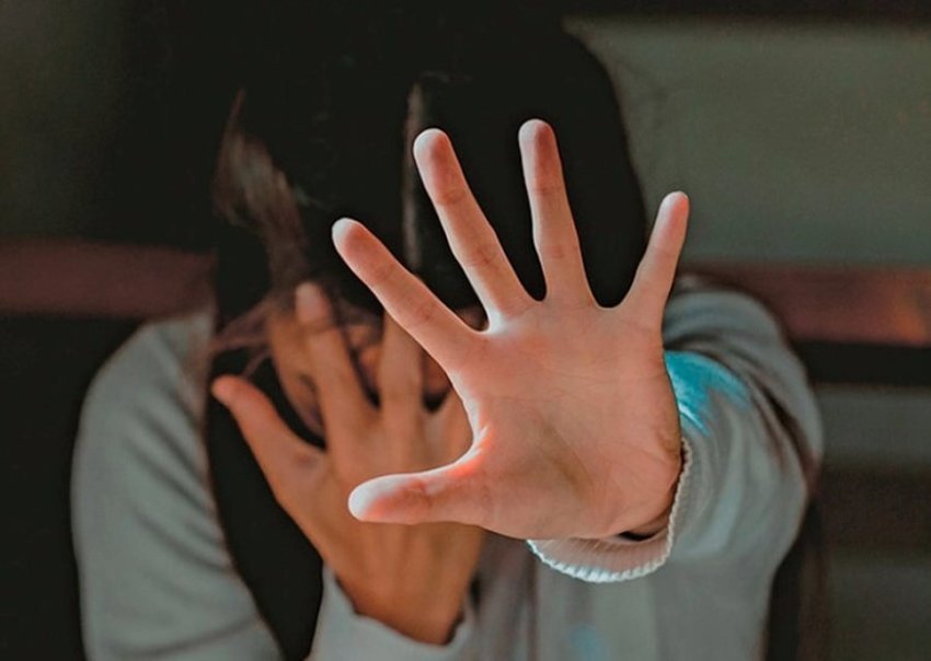 25 vite nen kthetrat e bashkeshortit e martuan qe kur ishte 15 vjec dhe e perdhunuan 18 burra te tjere historia tronditese 68e140b49511f