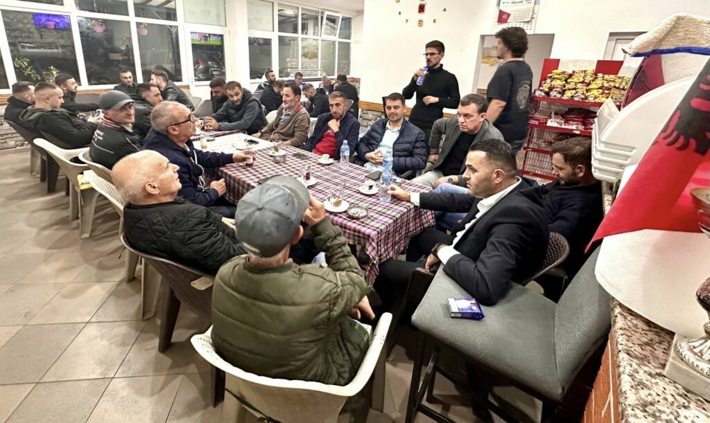 Emir Sulejmani: Takim i ngrohtë me banorët e Debërcës, besim për ndryshimin që po vjen 2 556012106 4281466995404702 5259737975814107988 n