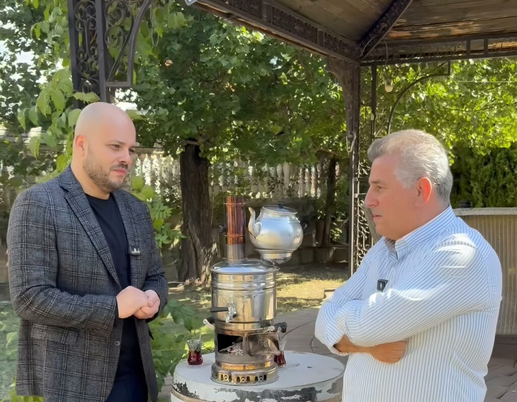 Kryetari i Butelit Kostovski sot u mirëprit me çaj nga kampioni olimpik, Shaban Tërstena (VIDEO) 2 DARKO KOSTOVSKI DHE SHABAN TERSTENA