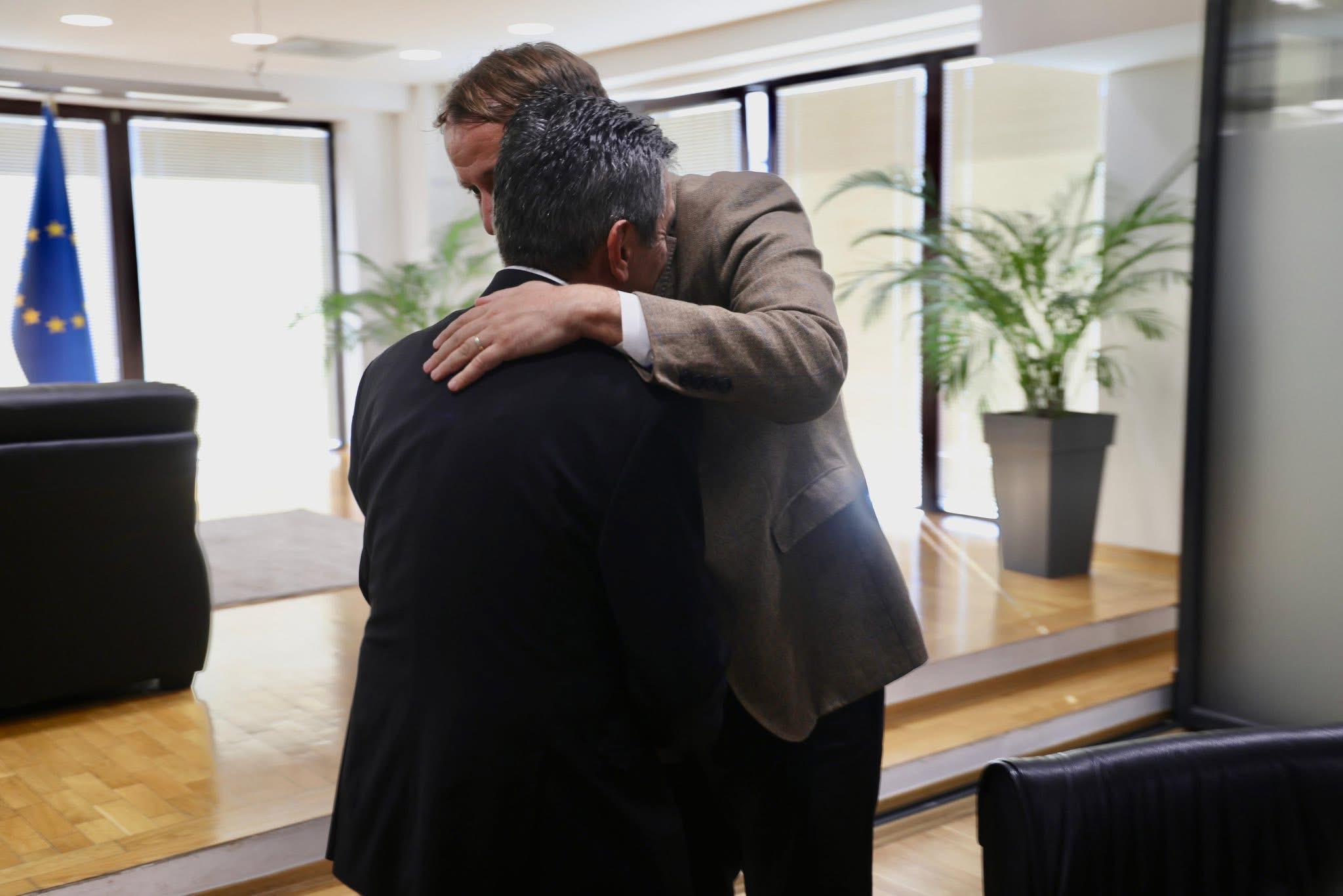 Mexhiti priti në takim ambasadorin e Kosovës Florian Qehaja, mirëpret urimet për fitore 2 IMG 1341