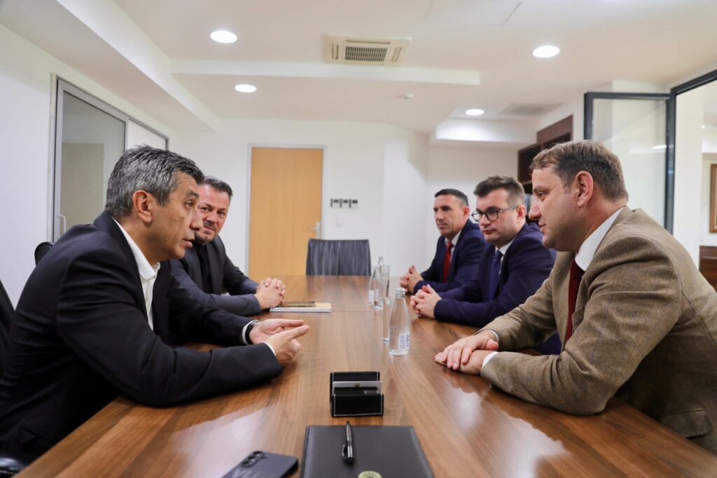 Mexhiti priti në takim ambasadorin e Kosovës Florian Qehaja, mirëpret urimet për fitore 2 IMG 1342