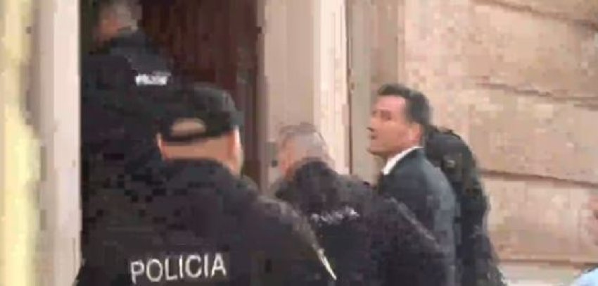 a e shkeli rama kushtetuten erion veliaj mberriti me pranga ne gjk si reagoi pasi zbriti nga furgoni i policise 6904835456746