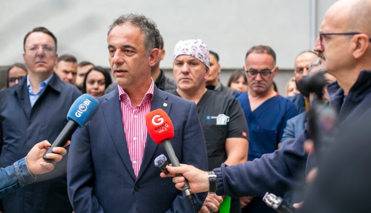aliu ne gostivar salle e re per ortopedi dhe traumatologji ne spital operacionet e para se bashku me ekipin e klinikes per ortopedi dhe traumatologji toariluc 68efa19b55f08