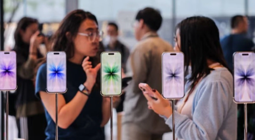 apple i afrohet vleresimit prej 4 trilione dollaresh ndersa aksionet rriten per shkak te kerkeses se forte per iphone 17 68f771af08ba1